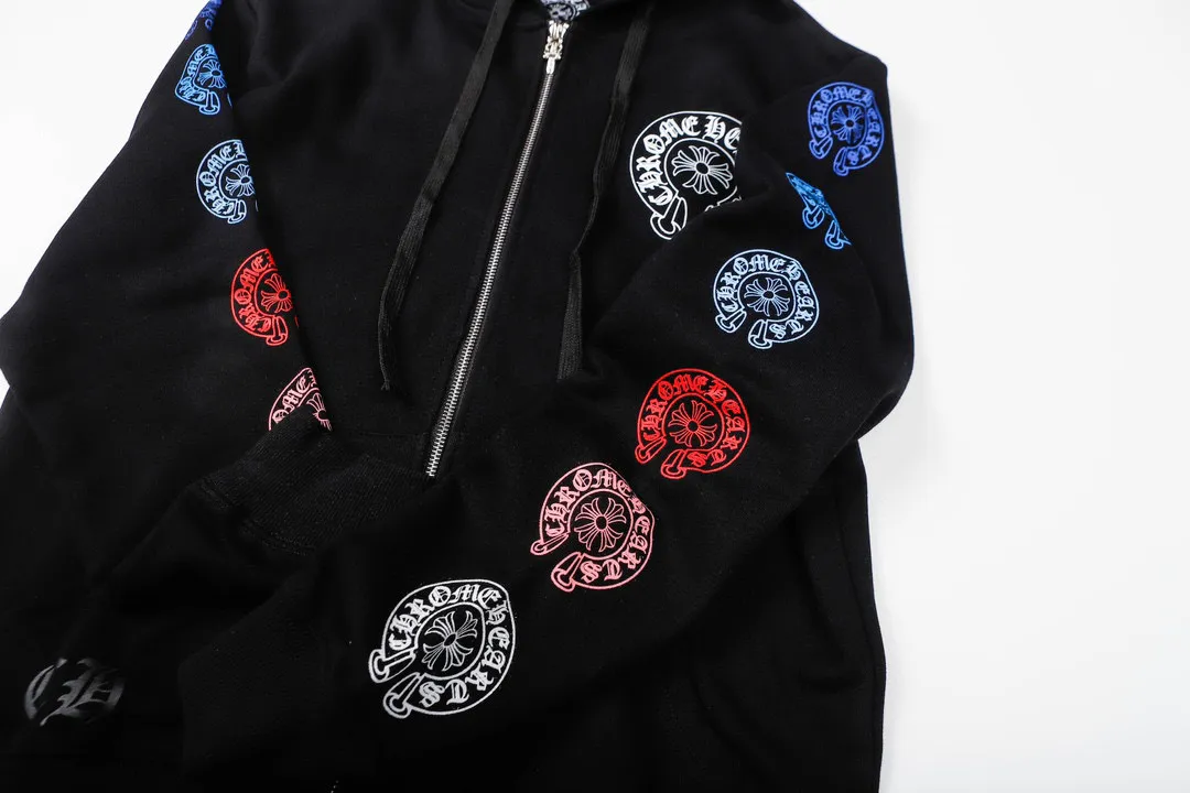 Q04—P230 -Chrome Hearts/Chrome Hearts printed zipper sweatshirt cardigan jacket -420 grams of high-density, high-quality wool, soft, delicate and skin-friendly, soft and silky to the touch, warm and skin-friendly -The hardware zipper accessories are all customized and full of details -Colour: black white -Size: S M L XL